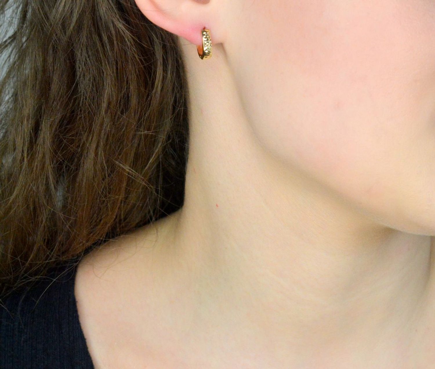 Kolczyki złote grawerowane próba 375, KL 6866 375 Stylowe kolczyki wykonane z wysokiej jakości złota próby 375. Kolczyki mają prosty kształt owalny, ozdobionych grawerem. Kolczyki to ponadczasowa biżuteria, która pasuje do ka.jpg